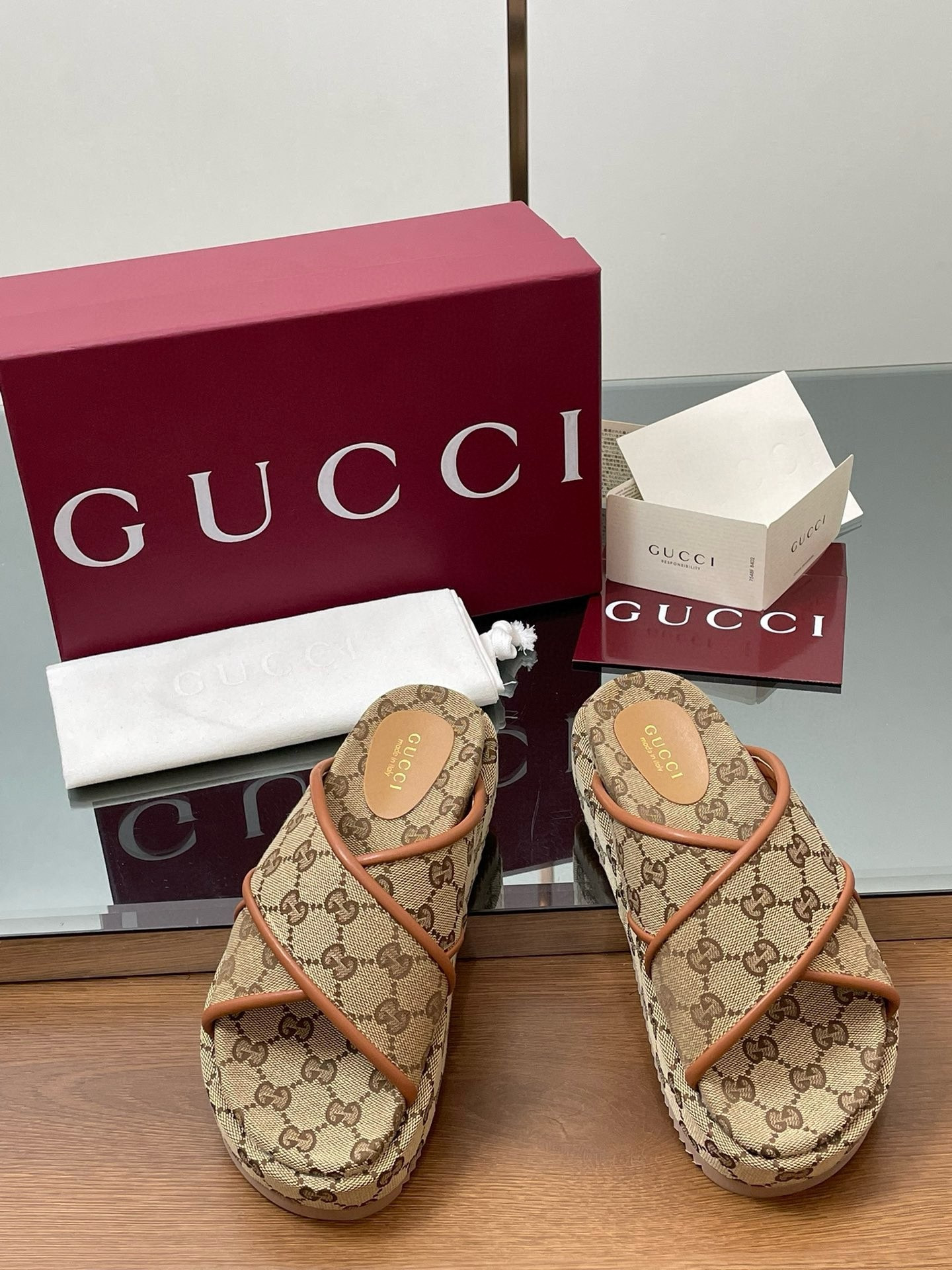 ua G*u*i criss cross slide sandals